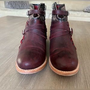 Freebird Belfast Wine Multi size 8. Fit true to size. Only worn 2-3 times.